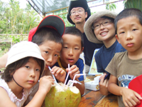 沖縄での一枚。年に一度は家族旅行へ